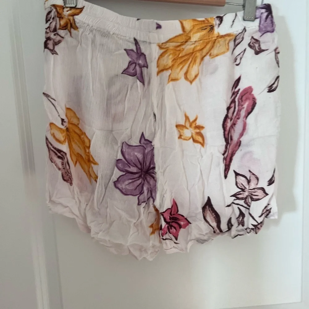 Floral Tie-Front Top / Short beachwear Set Size Large - Picture 8 of 8